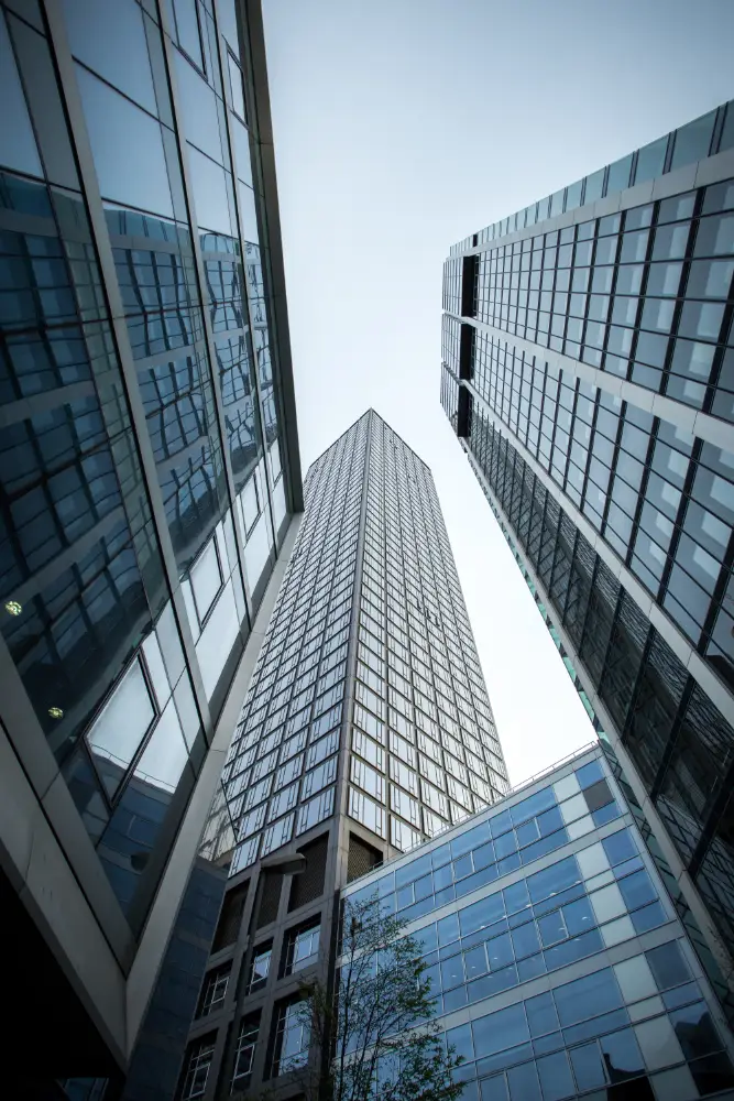 Vista de baixo para cima de arranha-céus corporativos