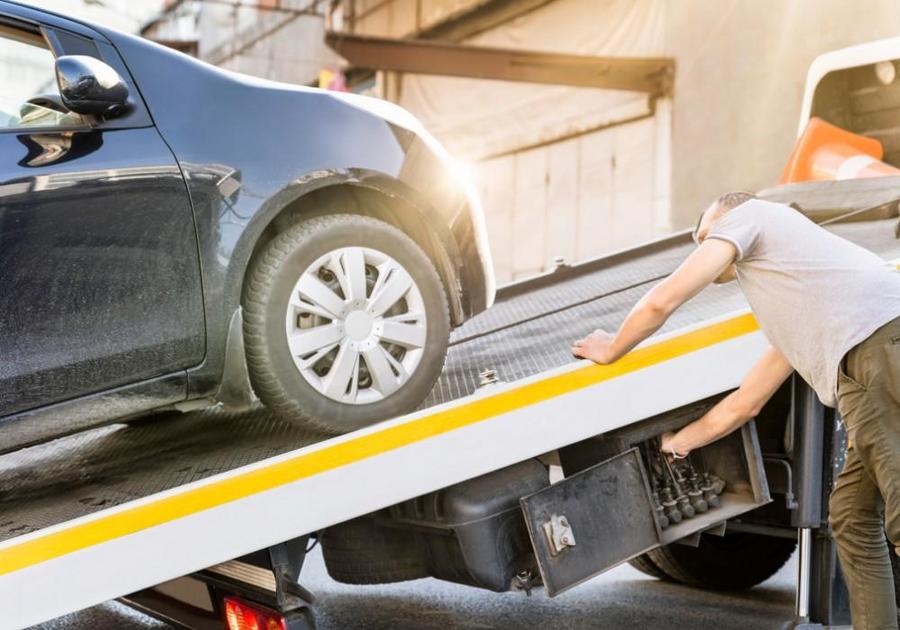 Oficial de Justiça realizando a execução de busca e apreensão de veículos: saiba como funciona o processo.