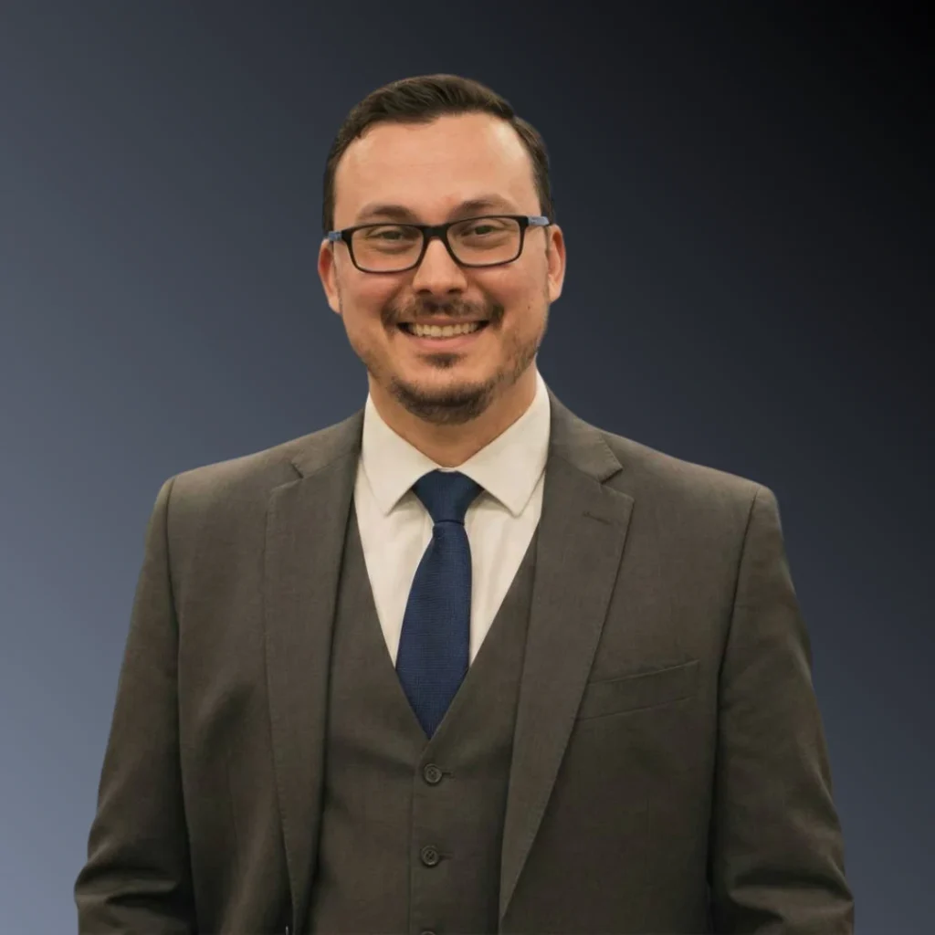 Foto profissional do advogado Guilherme Rosa em traje social